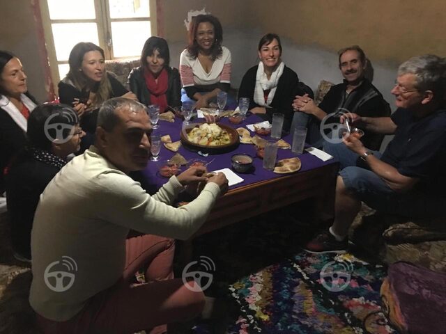 邀请与阿特拉斯山脉的摩洛哥家庭共进午餐